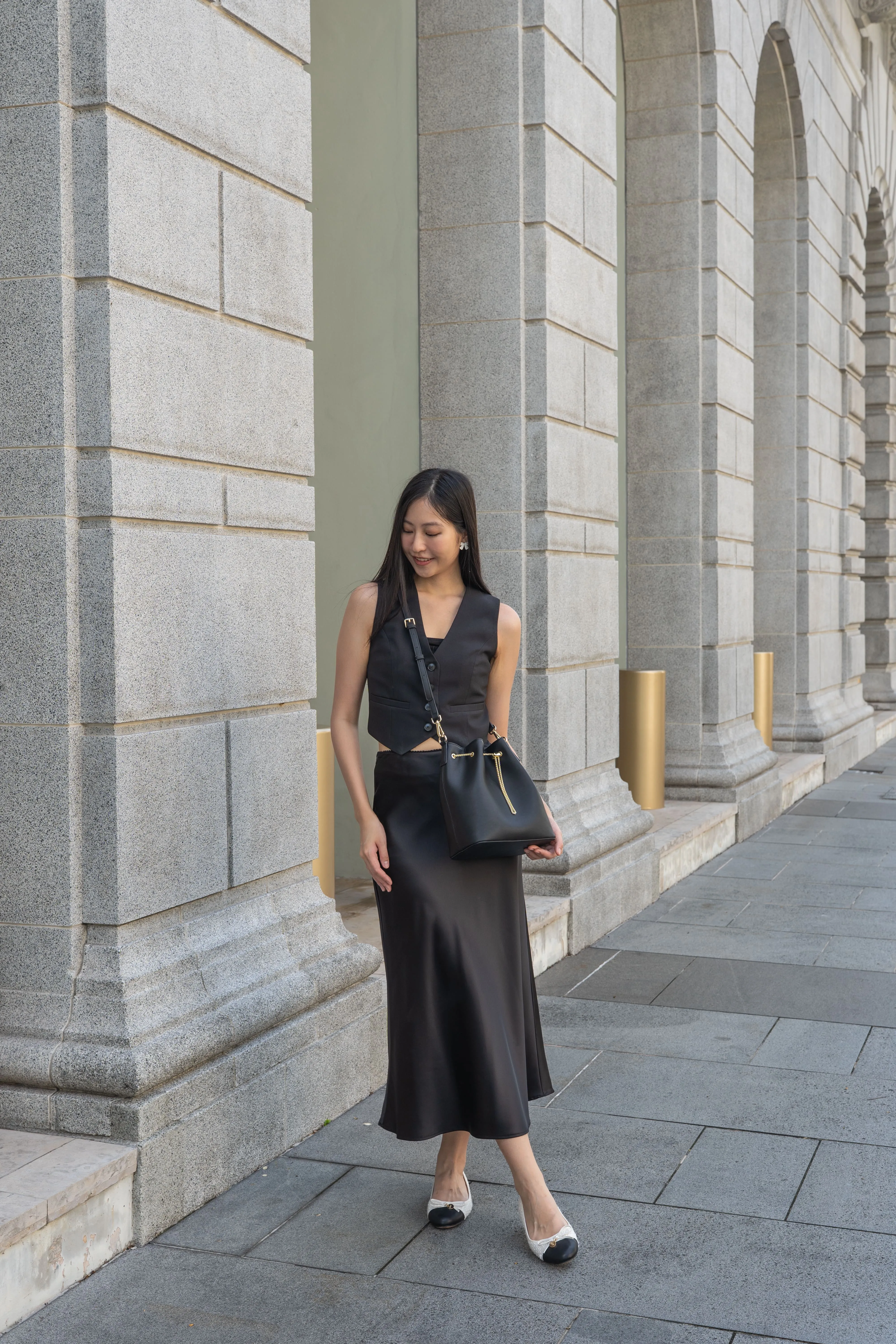 Chantalle Chained Bucket Bag (Full Black)