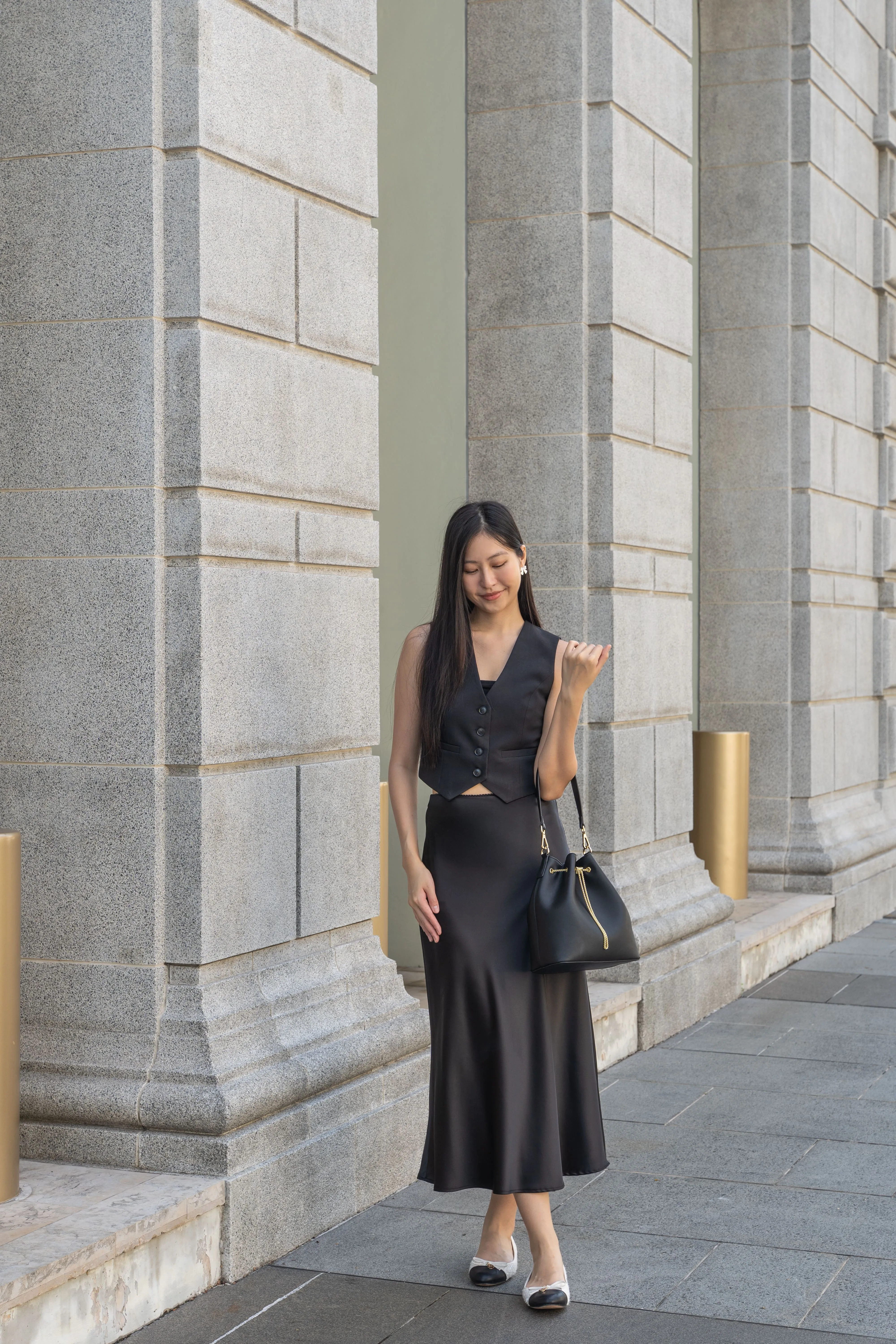 Chantalle Chained Bucket Bag (Full Black)