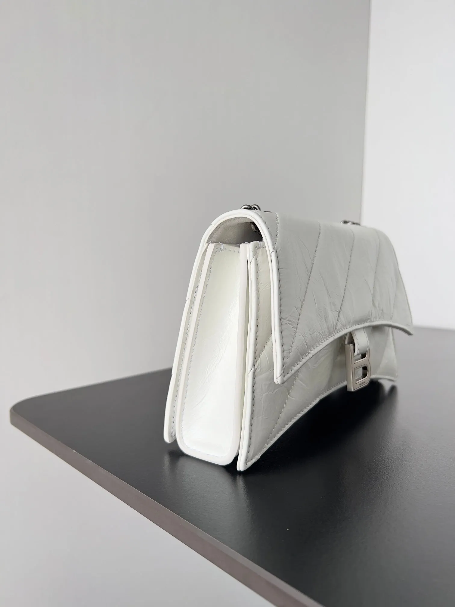 CRUSH CHAINED BAG 22 IN WHITE QUILTED CRUSHED CALFSKIN SILVER HARDWARE