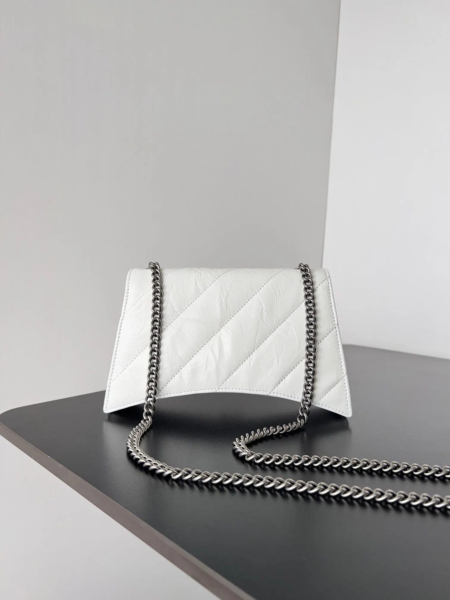 CRUSH CHAINED BAG 22 IN WHITE QUILTED CRUSHED CALFSKIN SILVER HARDWARE