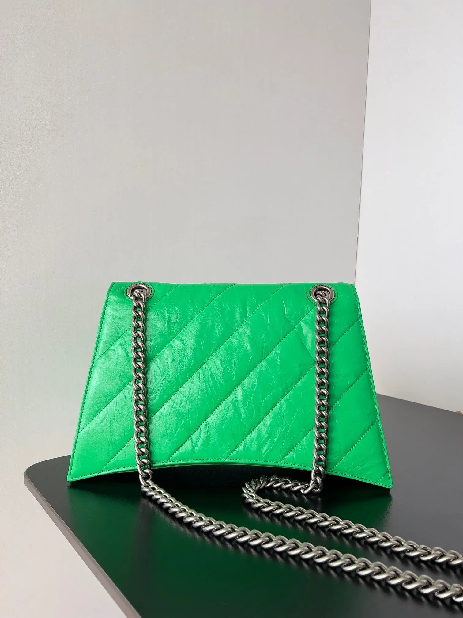 CRUSH CHAINED BAG 32 IN GREEN QUILTED CRUSHED CALFSKIN SILVER HARDWARE
