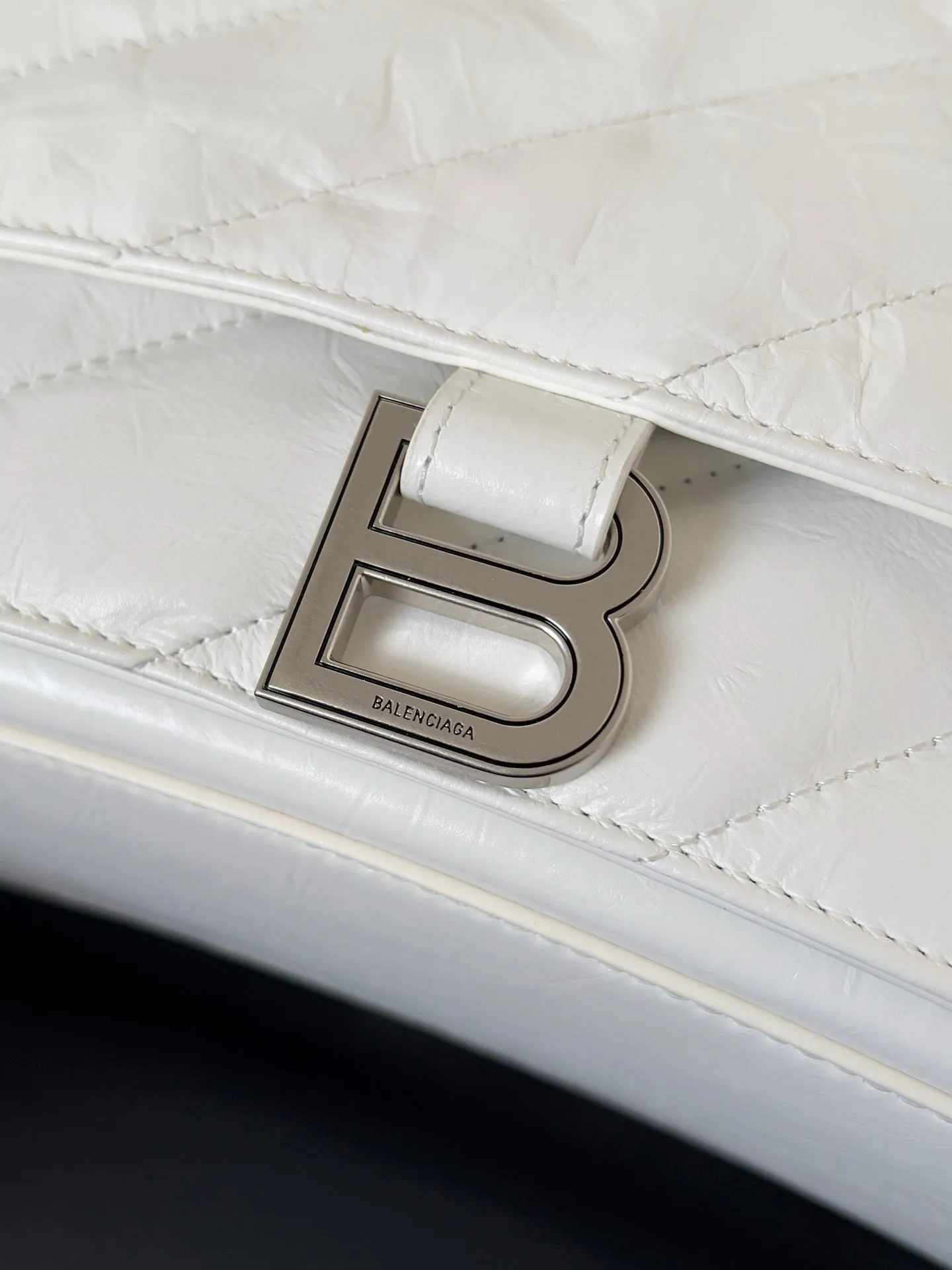 CRUSH CHAINED BAG 32 IN WHITE QUILTED CRUSHED CALFSKIN SILVER HARDWARE