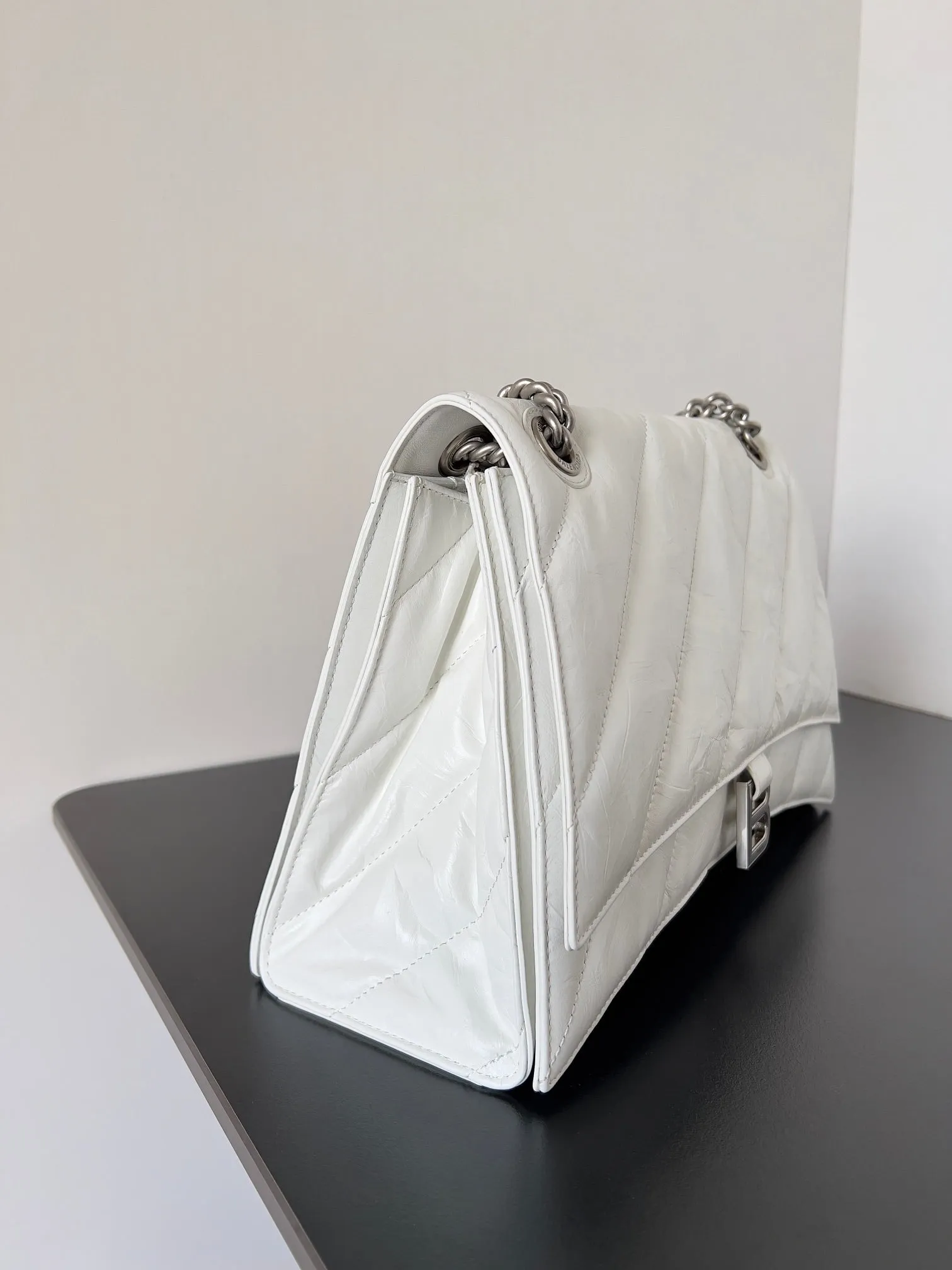 CRUSH CHAINED BAG 32 IN WHITE QUILTED CRUSHED CALFSKIN SILVER HARDWARE